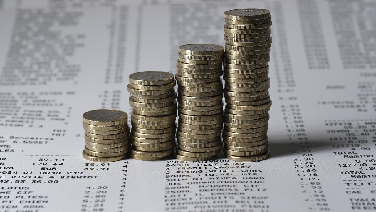 Carga tributária brasileira atinge R$ 2 trilhões em 2025